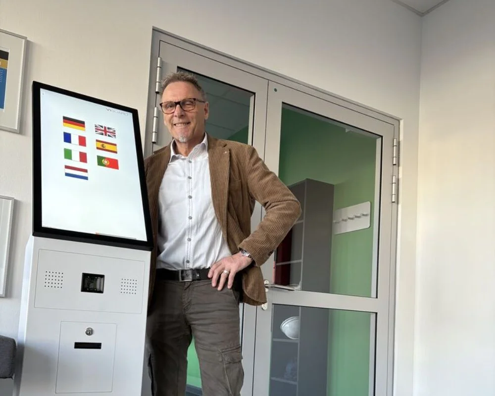 viGuard Terminal mit Sprachauswahl im Empfangsbereich